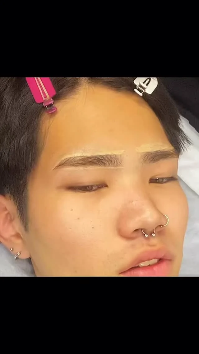 アイブロウワックスの施術工程を一挙大公開‼️

たった30分でスッキリ眉に✨️

しっかりカウンセリングをするのでお顔立ちや雰囲気に合わせてのスタイリングやしたい形なども柔軟に対応しております🙇‍♀️

【スタイリング】
🎃初回価格（3回目まで）→5.500円
🎃学生初回価格（3回目まで）→5.000円

ホットペッパービューティー、ホームページ、お電話からご予約頂けます！

📍店舗情報
〒151-0053
　東京都渋谷区代々木2-10-4　新宿ＣRビル6階
　電話番号03-6380-4167
　営業時間：平日、土10:00-20:00
　　　　　　　　日祝10:00-19:00
　年中無休（年末年始を除く)

皆様のご来店お待ちしております💁🏻‍♀️